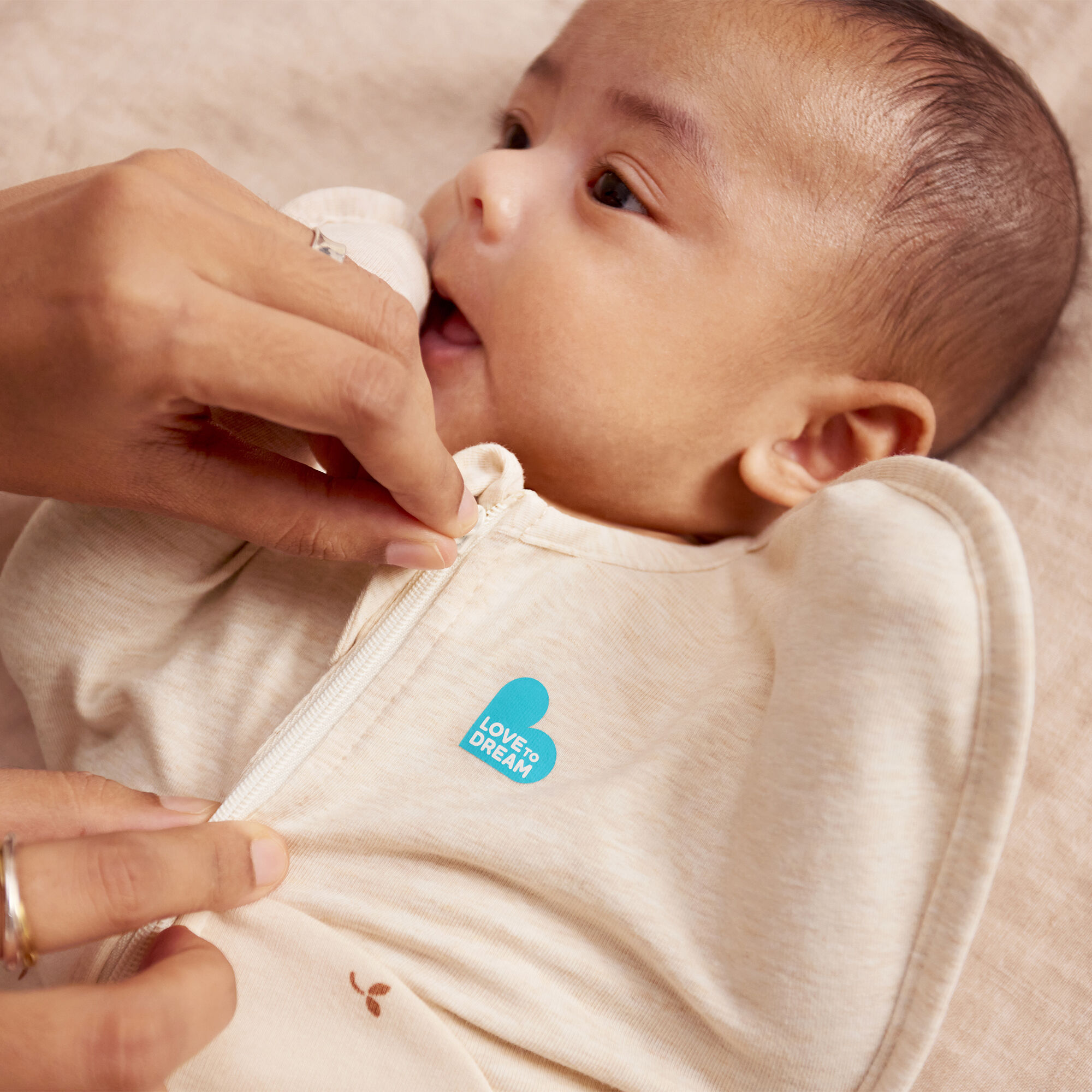 قماط سوادل أب لوف تو دريم بمعدل دفء 1.5، قطن مطاطي بنقشة أغصان، باللون أوتميل image number 3