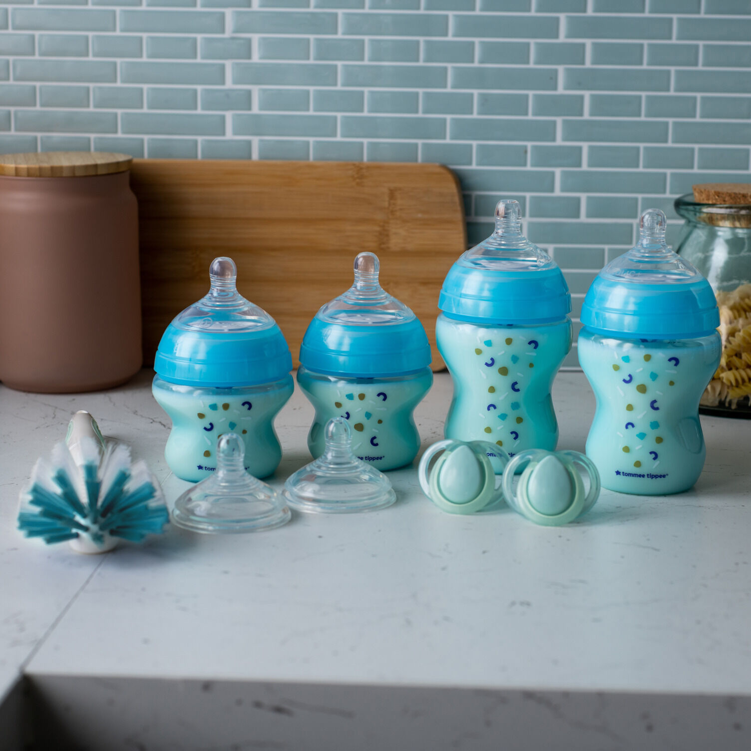 مجموعة زجاجات رضاعة أدفانسد الأولية لحديثي الولادة مضادة للمغص بحلمات بطيئة التدفق من تومي تيبي - أزرق image number 3