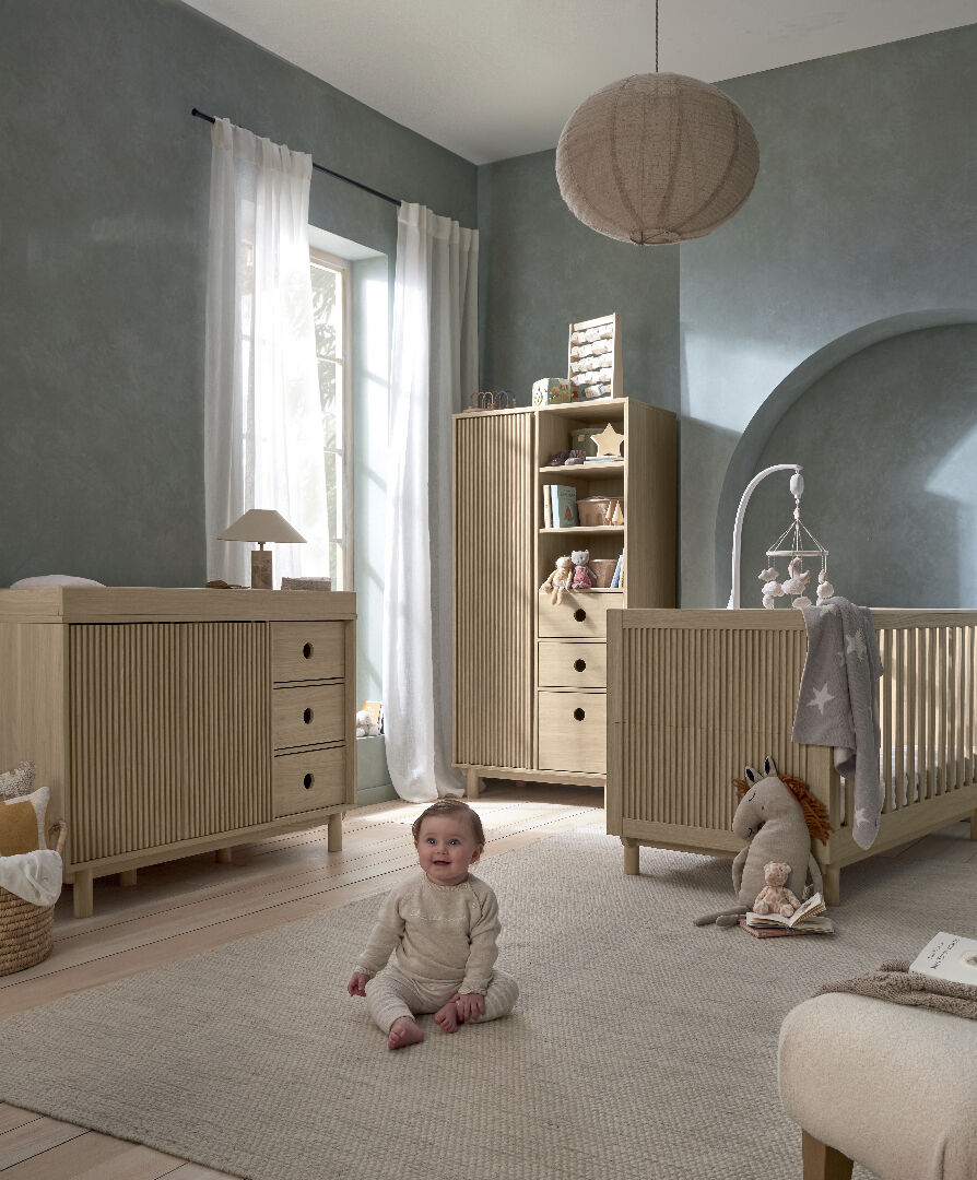 مجموعة سرير أطفال مع وحدة أدراج عريضة بسطح للتغيير وخزانة ملابس أوسكا بلون اوك، 3 قطع image number 2