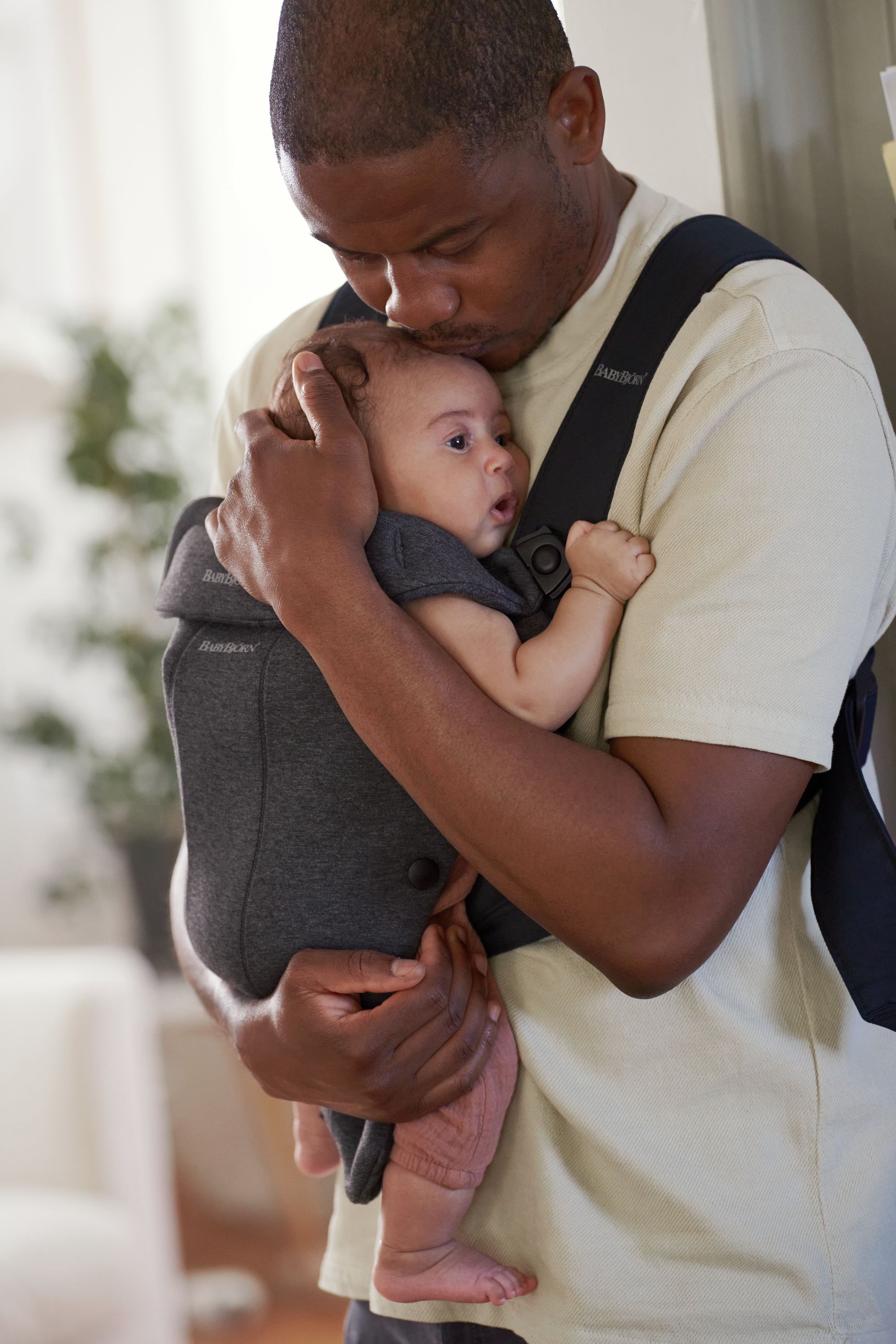 حمالة أطفال ميني من بيبي بيورن image number 4