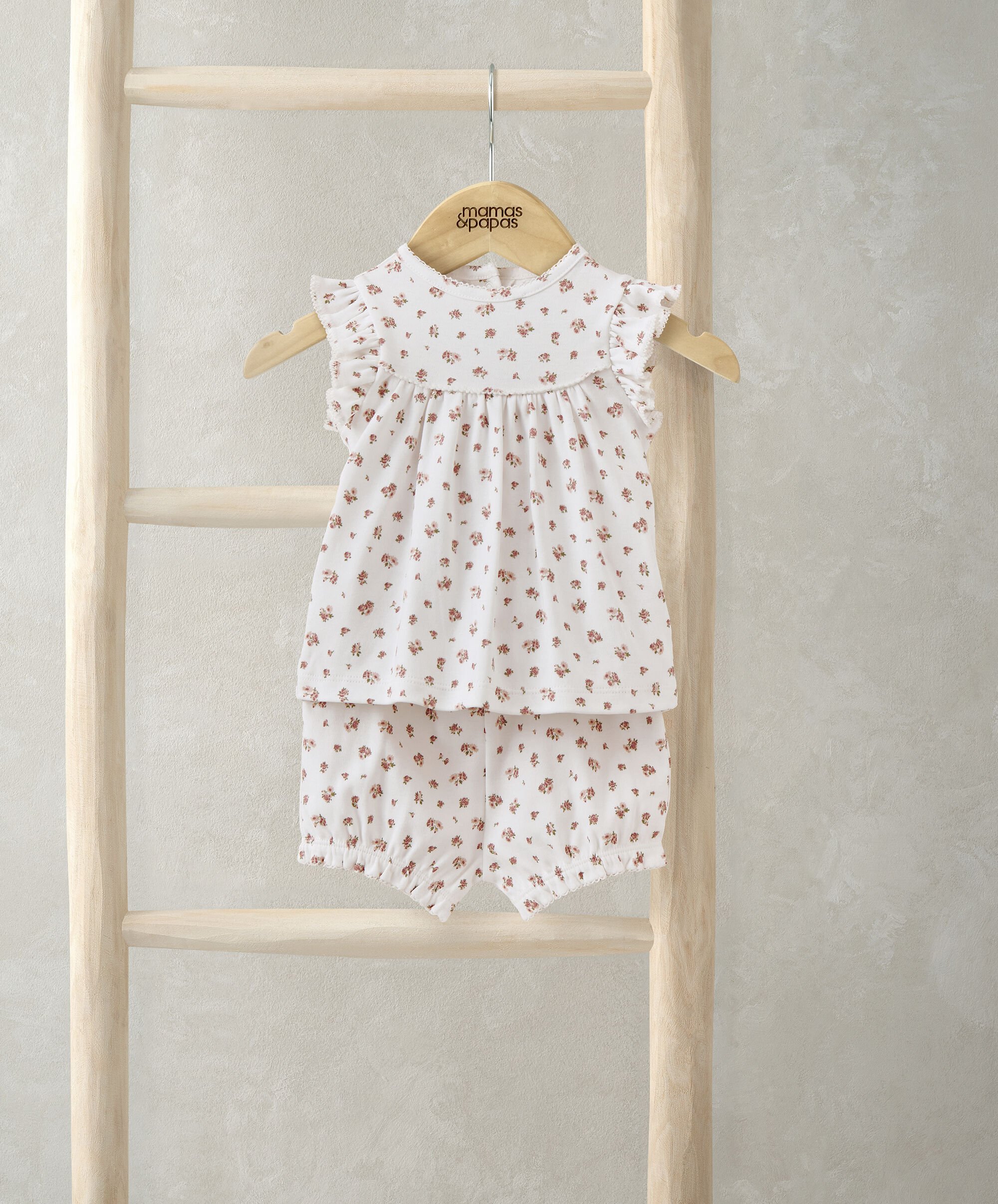 بيجامة قصيرة بطبعة ورود