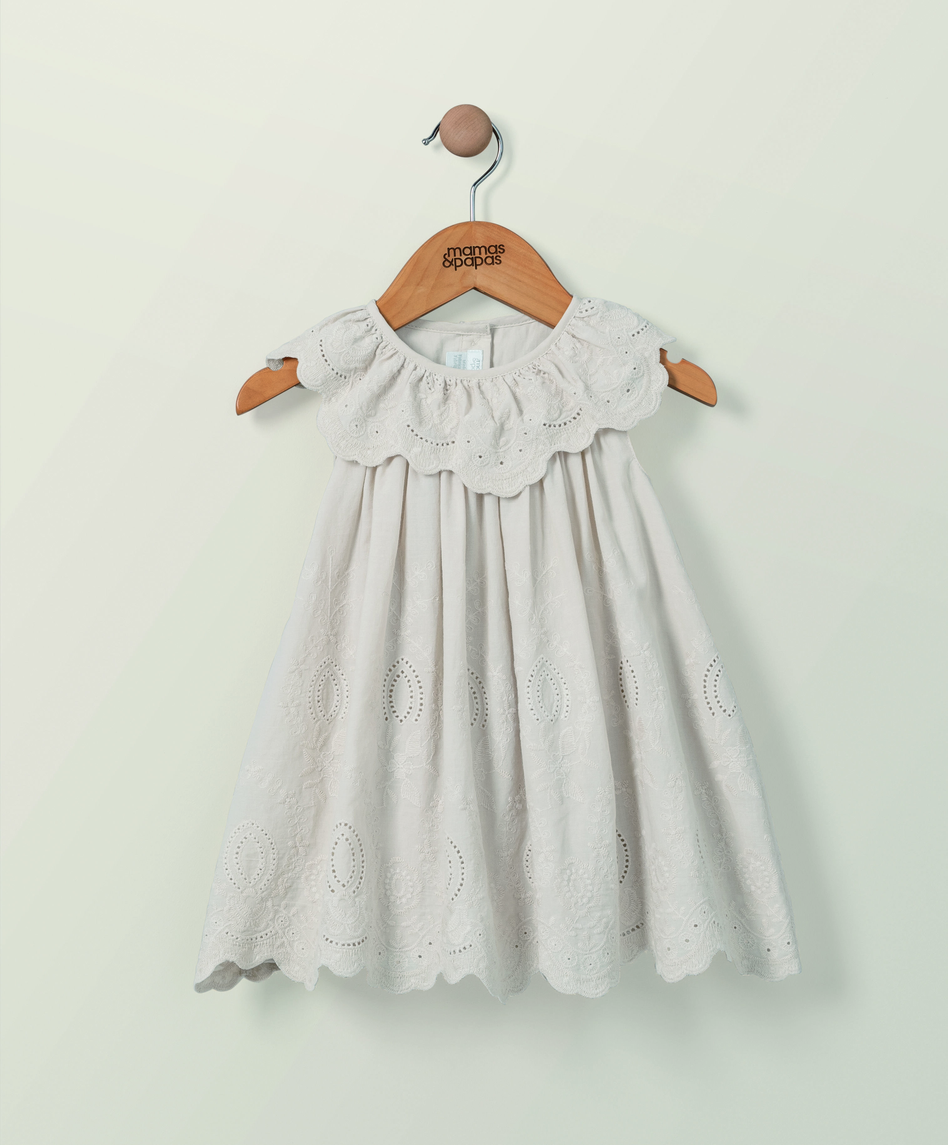 فستان بتطريزات إنجليزية image number 1