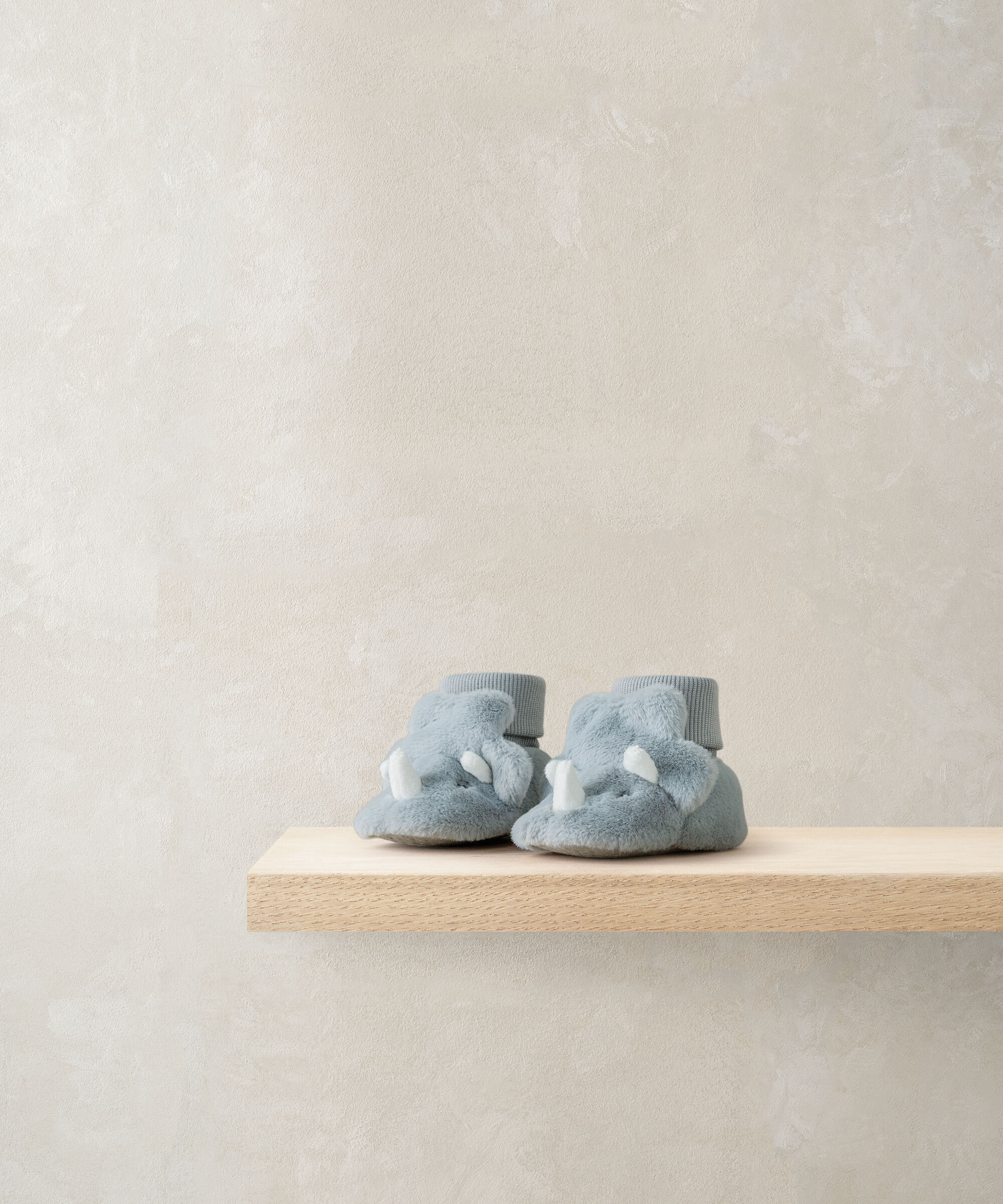 حذاء مفتوح من الخلف بتصميم ديناصور