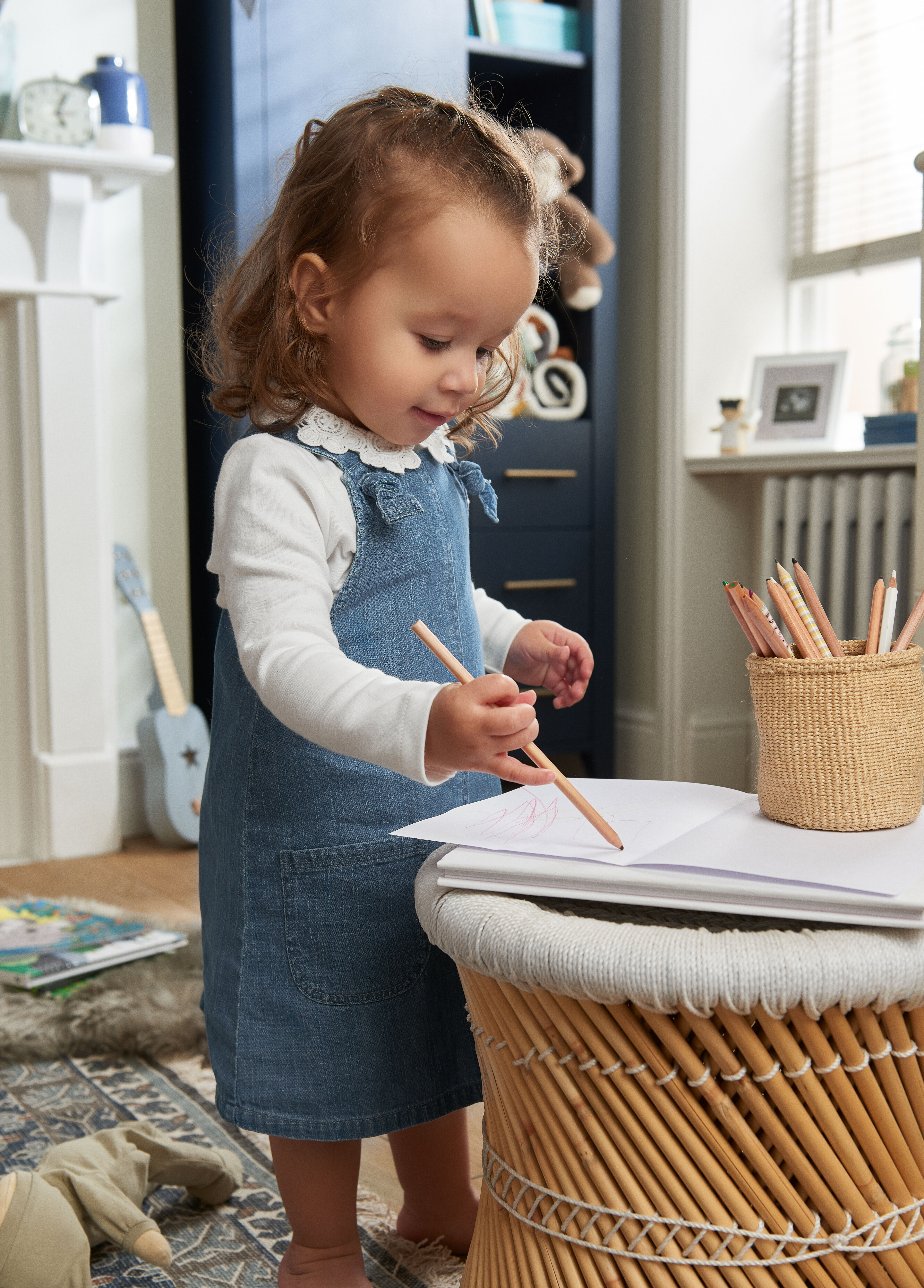 فستان دينم بتصميم مريلة image number 7