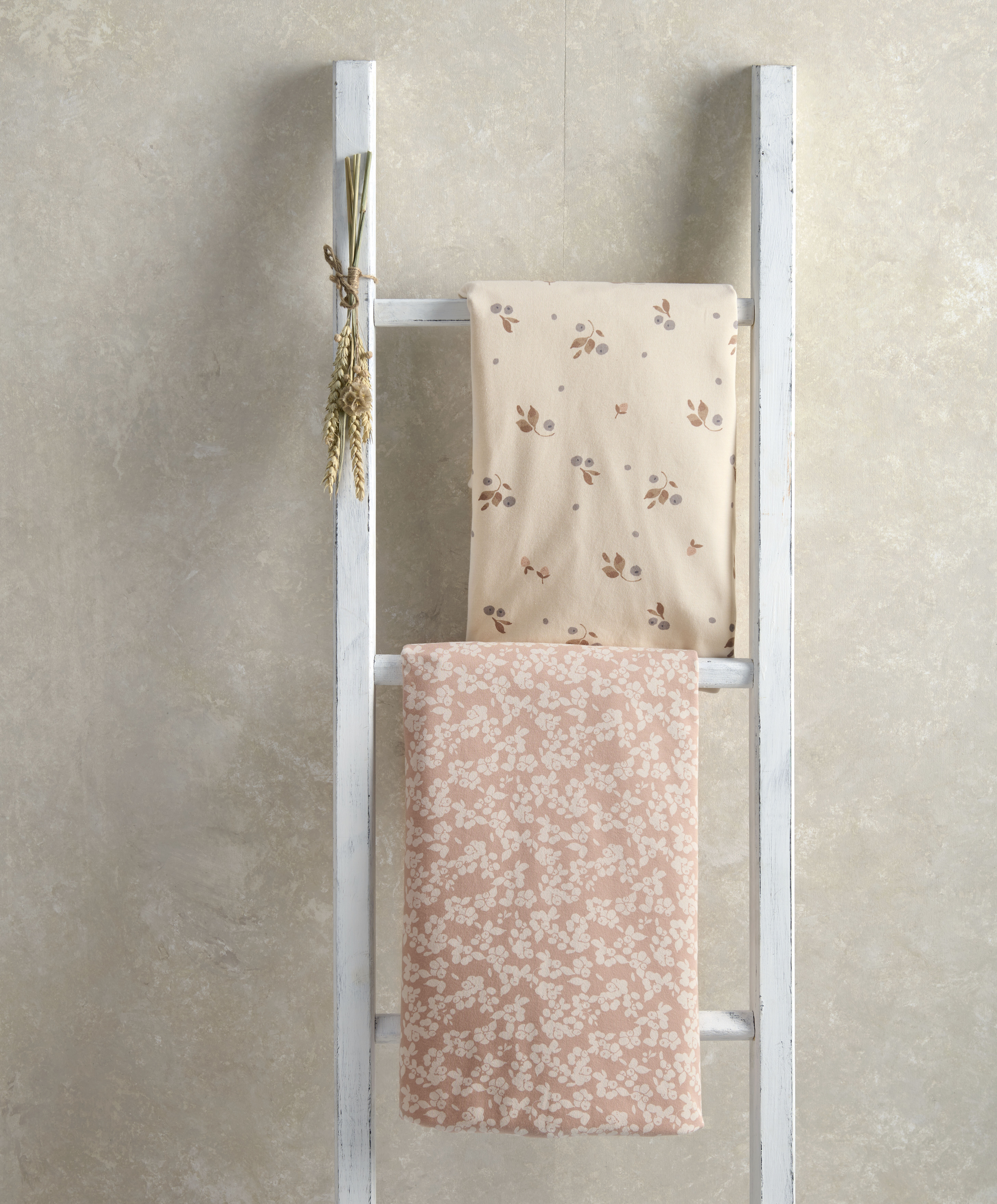 طقم شرشف مهد بحواف مطاطية من قطعتين - نقشة زهور التوت/ الفاوانيا