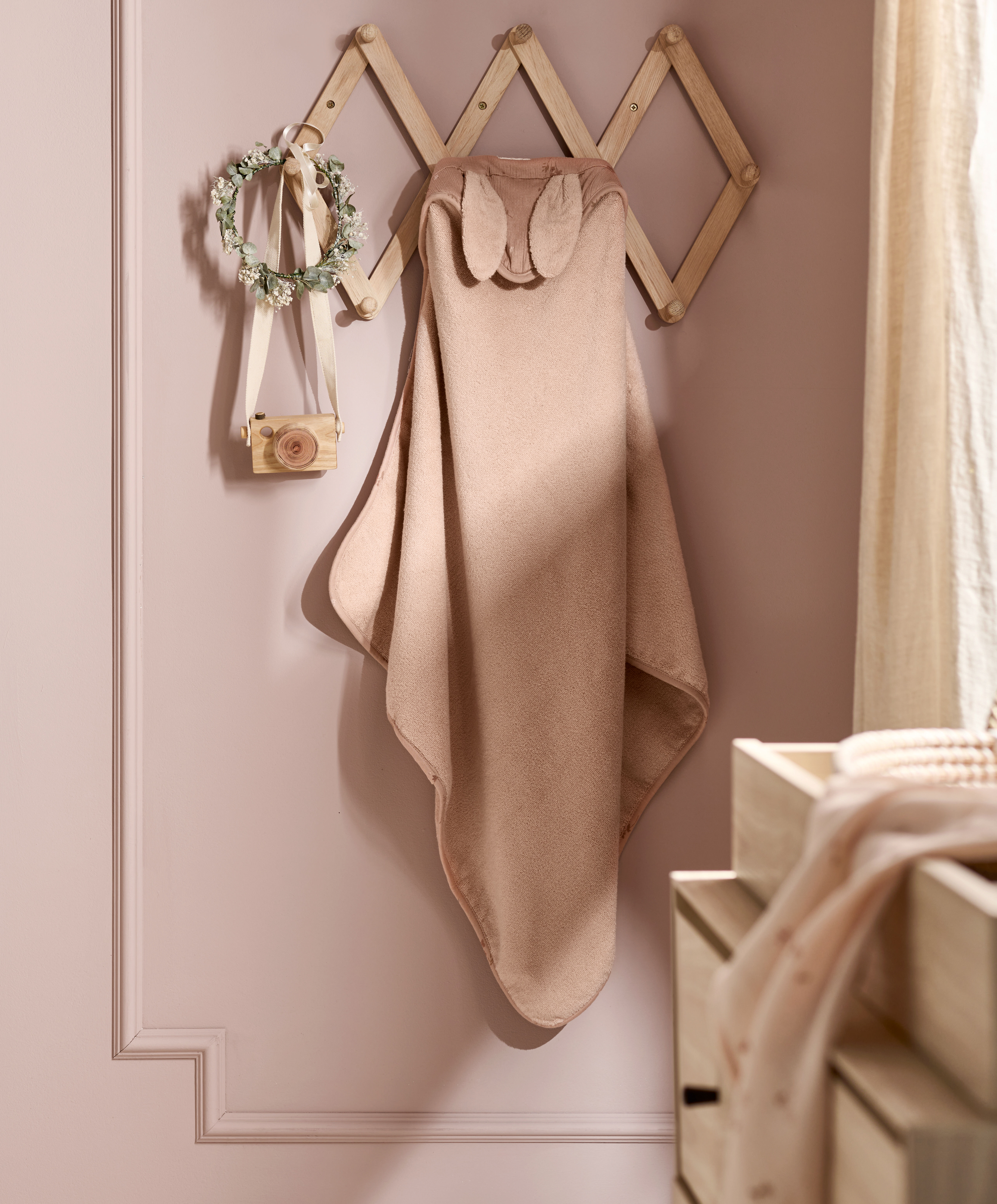 منشفة بغطاء رأس للرضع - وردي بتصميم أرنب image number 3