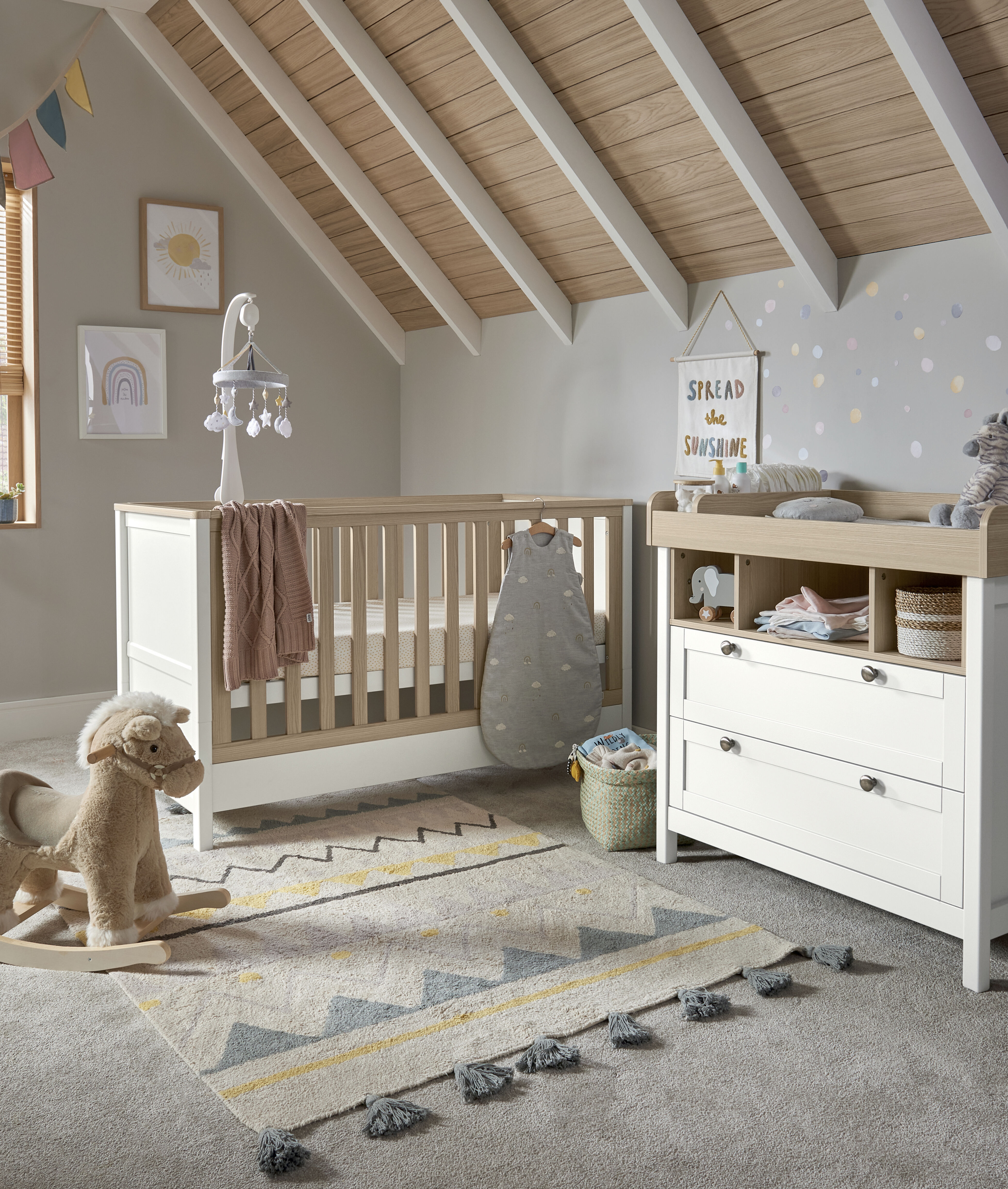 مجموعة مهد وخزانة أدراج/طاولة تغيير هارويل بلون أبيض - قطعتان