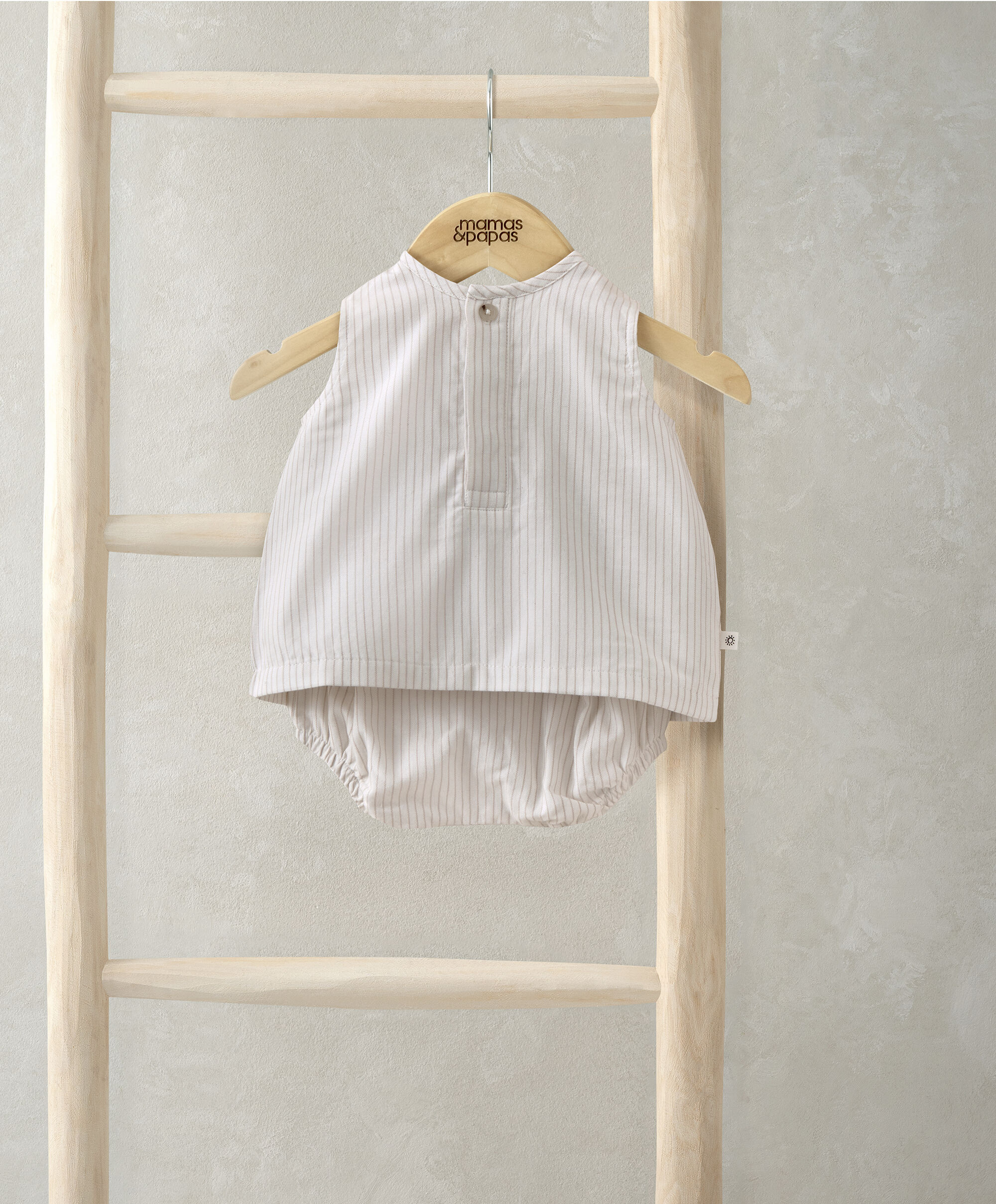 طقم بلوزة بلا أكمام وشورت بنقشة مخططة كتان