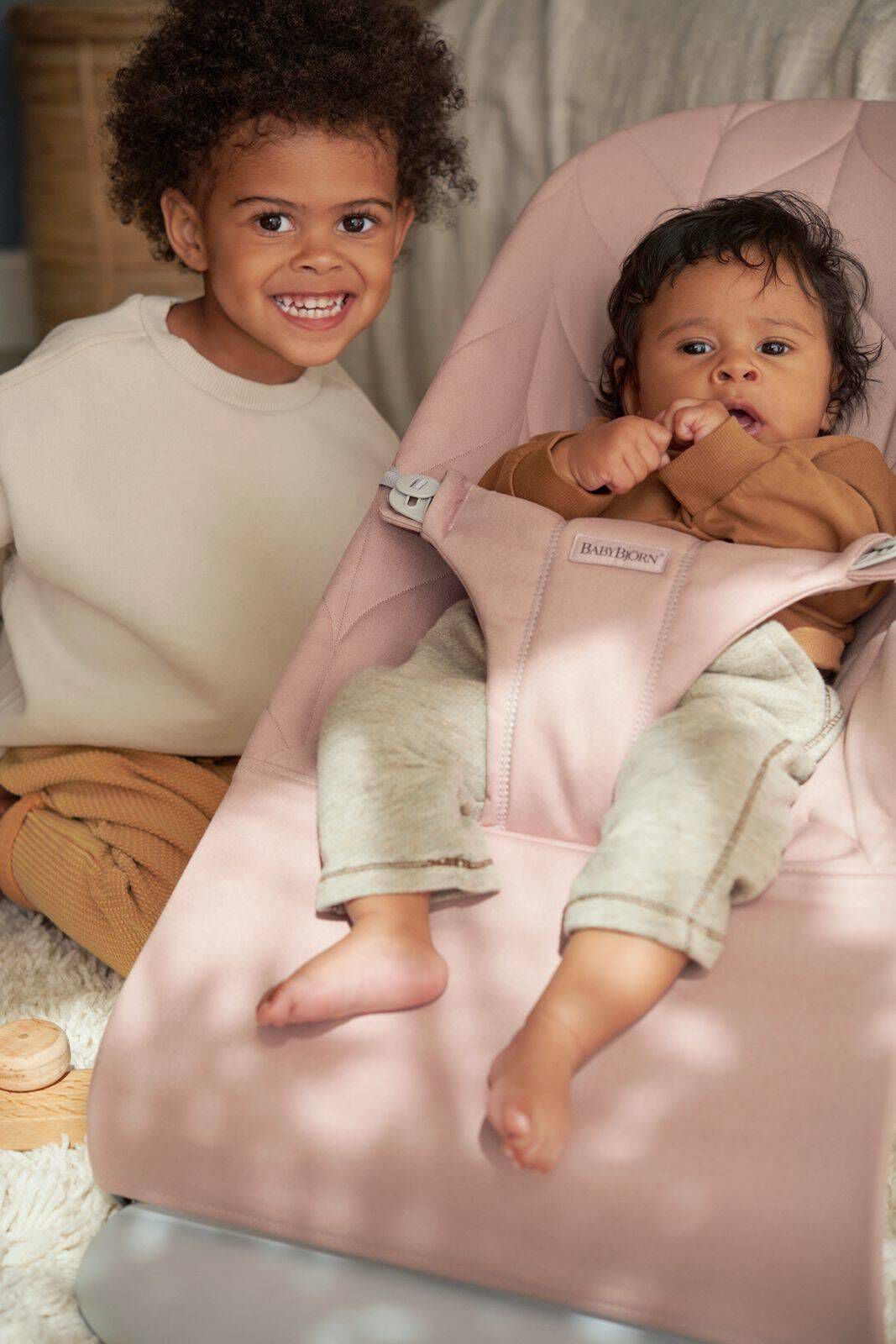 كرسي هزاز بليس قطن بتصميم مبطن من بيبي بيورن - وردي image number 5