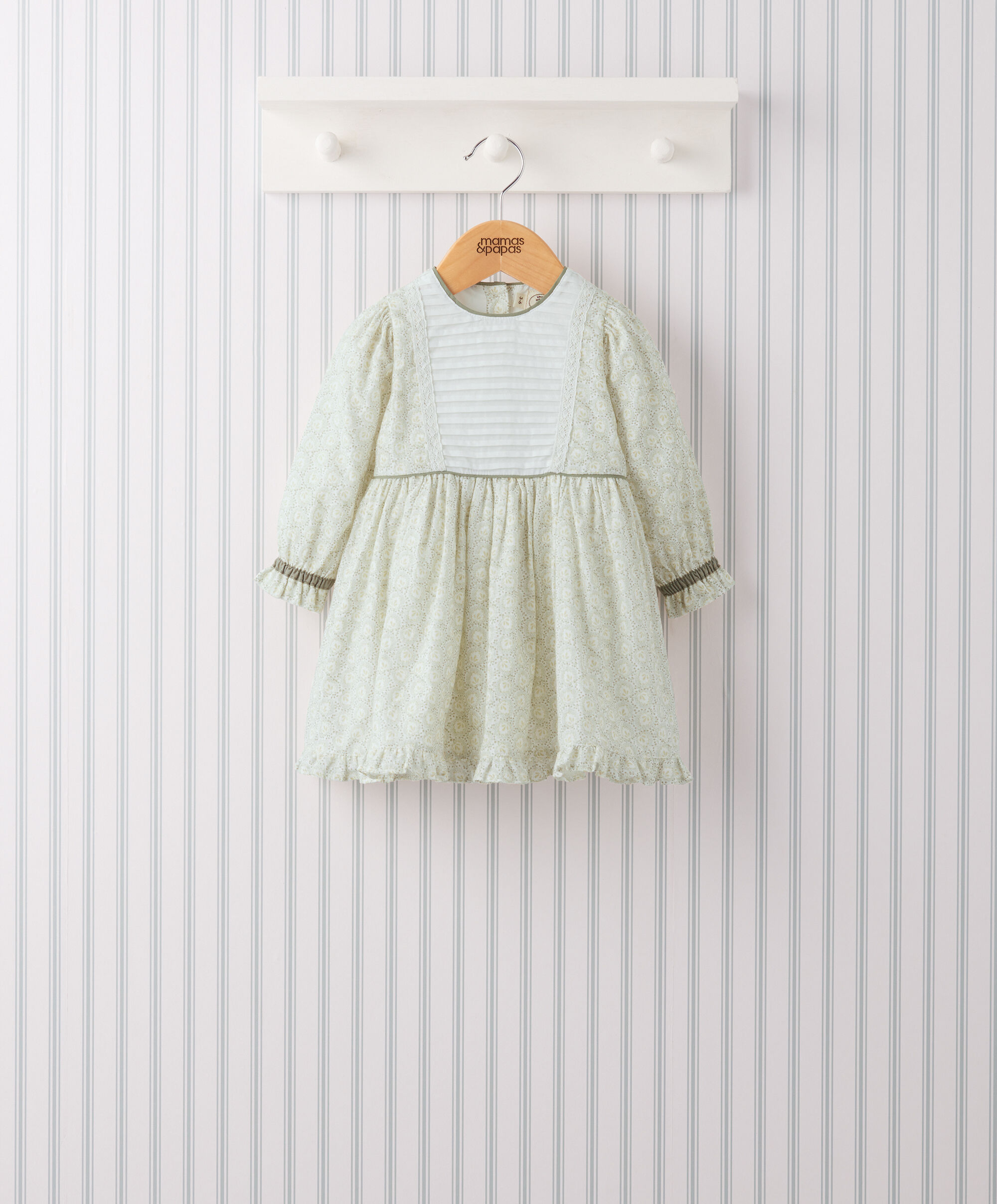 فستان بطيات محاكة في الأمام