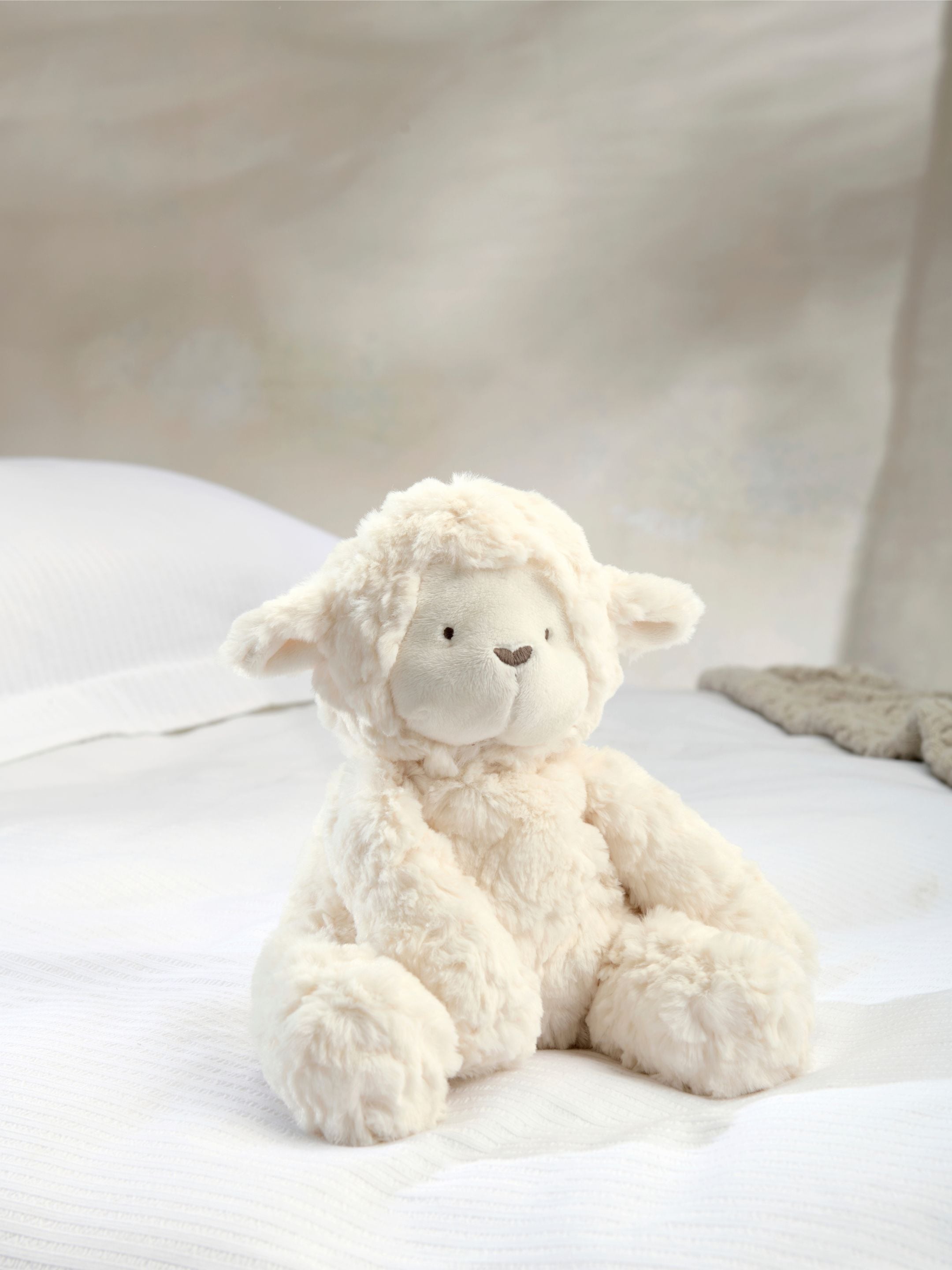 Cuddle Gift Set - Camel Pink Blanket with Larry Lamb Soft Toy image number 7