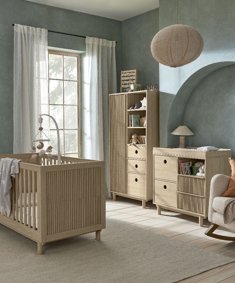 مجموعة سرير أطفال أوسكا ووحدة أدراج ضيقة وخزانة بلون اوك، 3 قطع