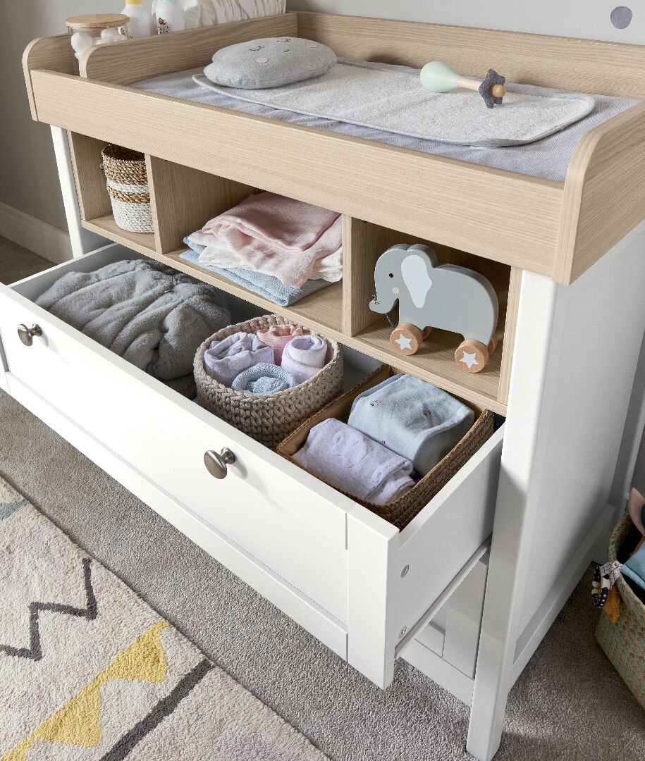 مجموعة مهد وخزانة أدراج/طاولة تغيير وخزانة ملابس هارويل بلون أبيض - 3 قطع image number 4