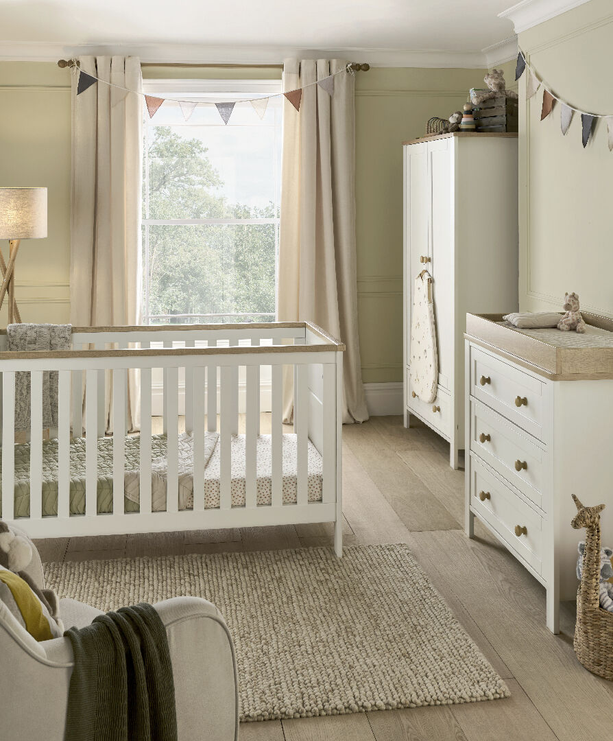 مجموعة مهد وخزانة أدراج/طاولة تغيير وخزانة ملابس ويتمور  3 قطع- أبيض/ أوك