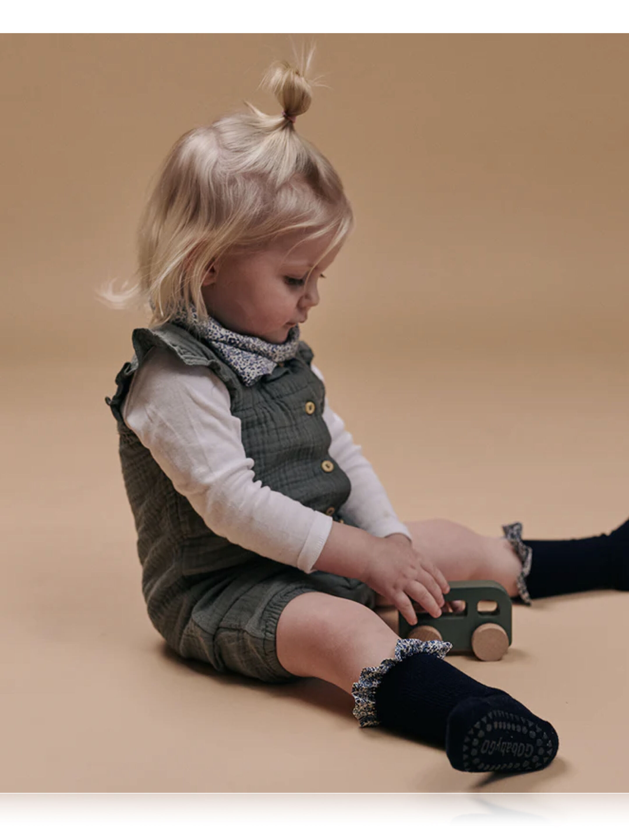 جوارب بامبو مضادة للانزلاق - أزرق داكن بشريط كشكش بنقشة ليبرتي image number 1