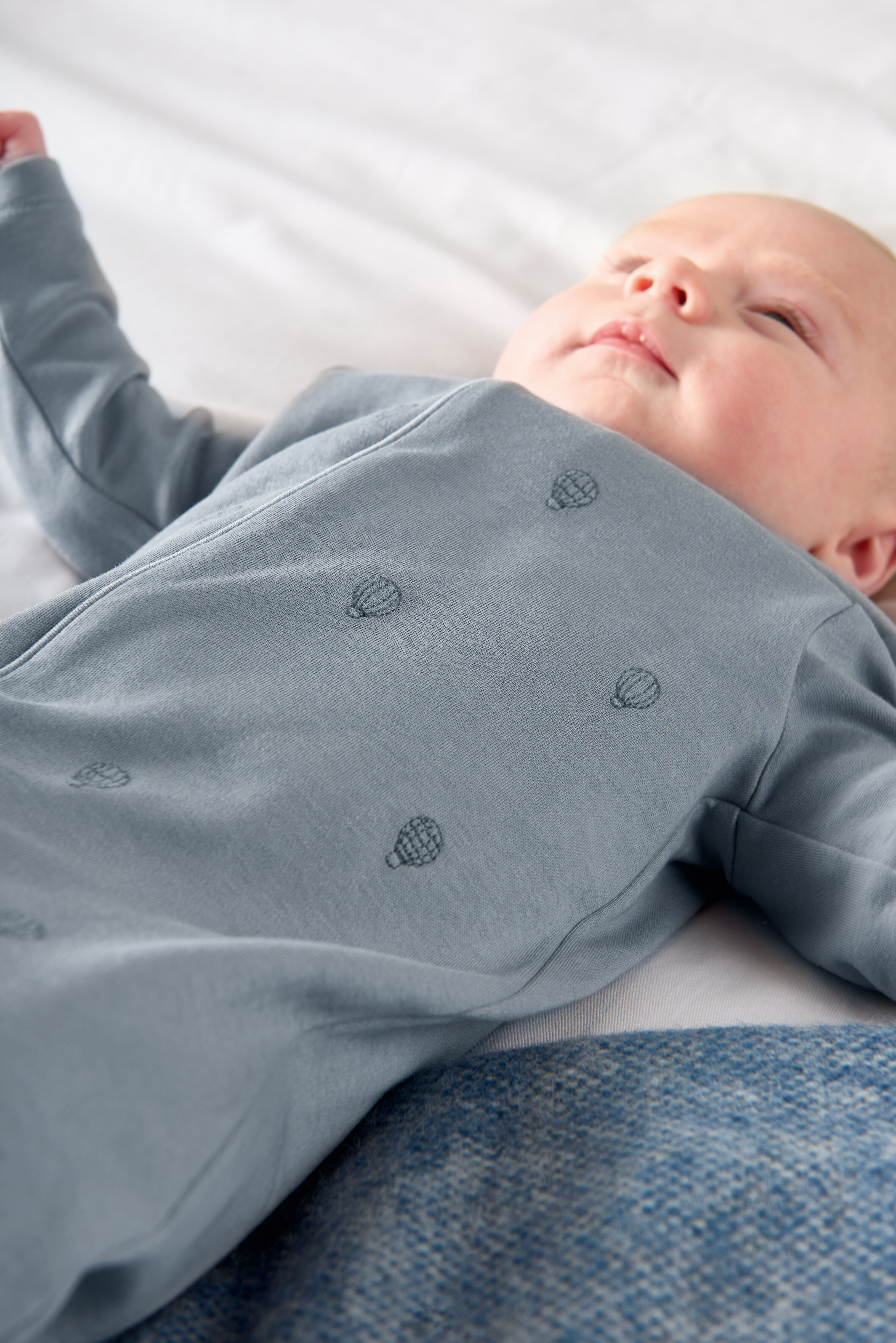 لباس الكل في واحد بتطريز منطاد  image number 3