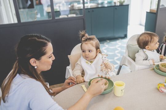مجموعة أدوات طعام سيليكون إل ايتيه اون فوا من صوفي لا جيراف مجموعة أدوات طعام سيليكون إل ايتيه اون فوا من صوفي لا جيراف image number 5