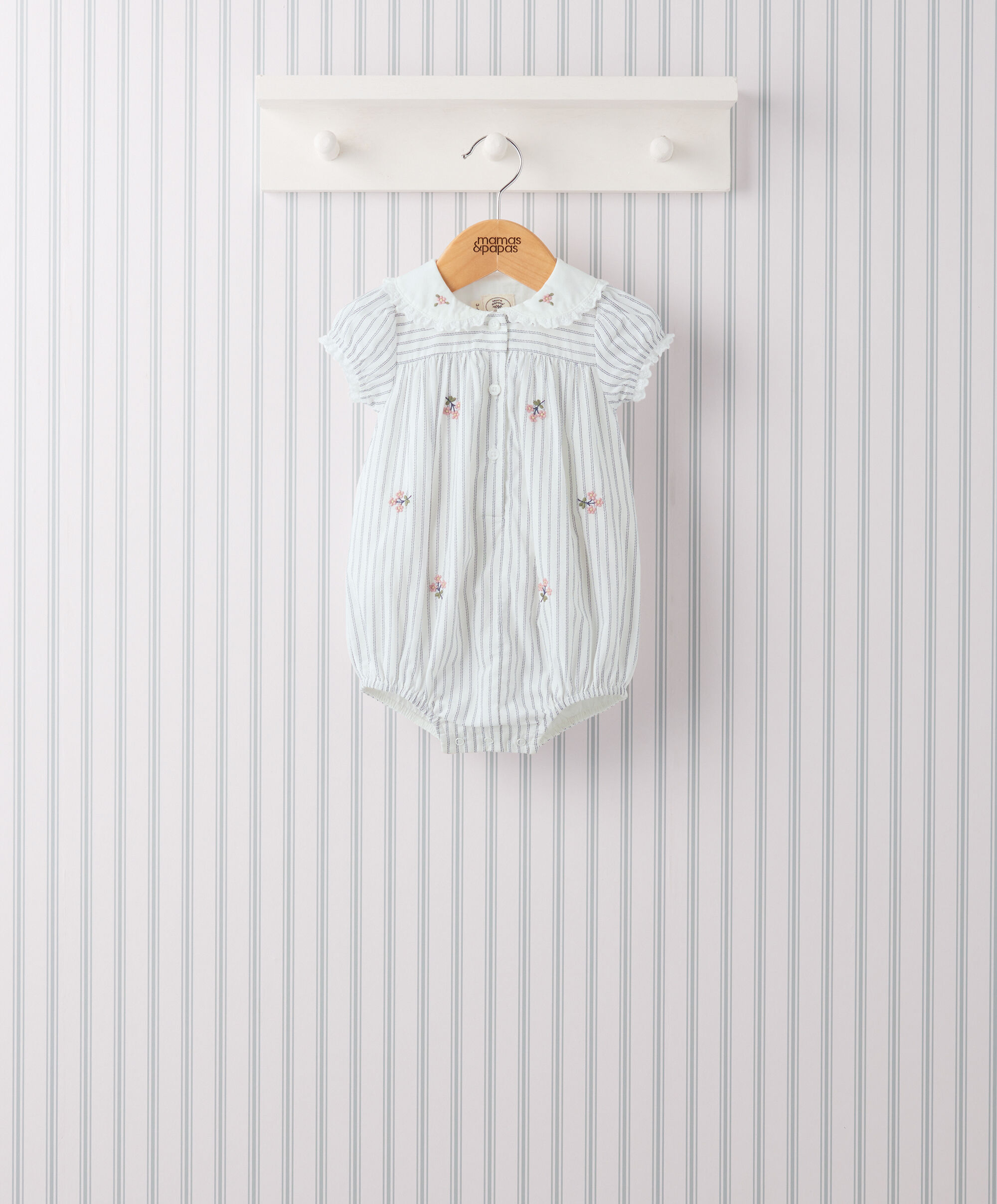 رومبر بحافة بتطريزات إنجليزية