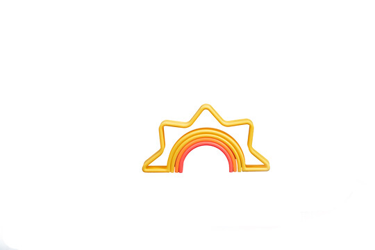 لعبة بتصميم شمس بألوان فاقعة من دينا image number 1