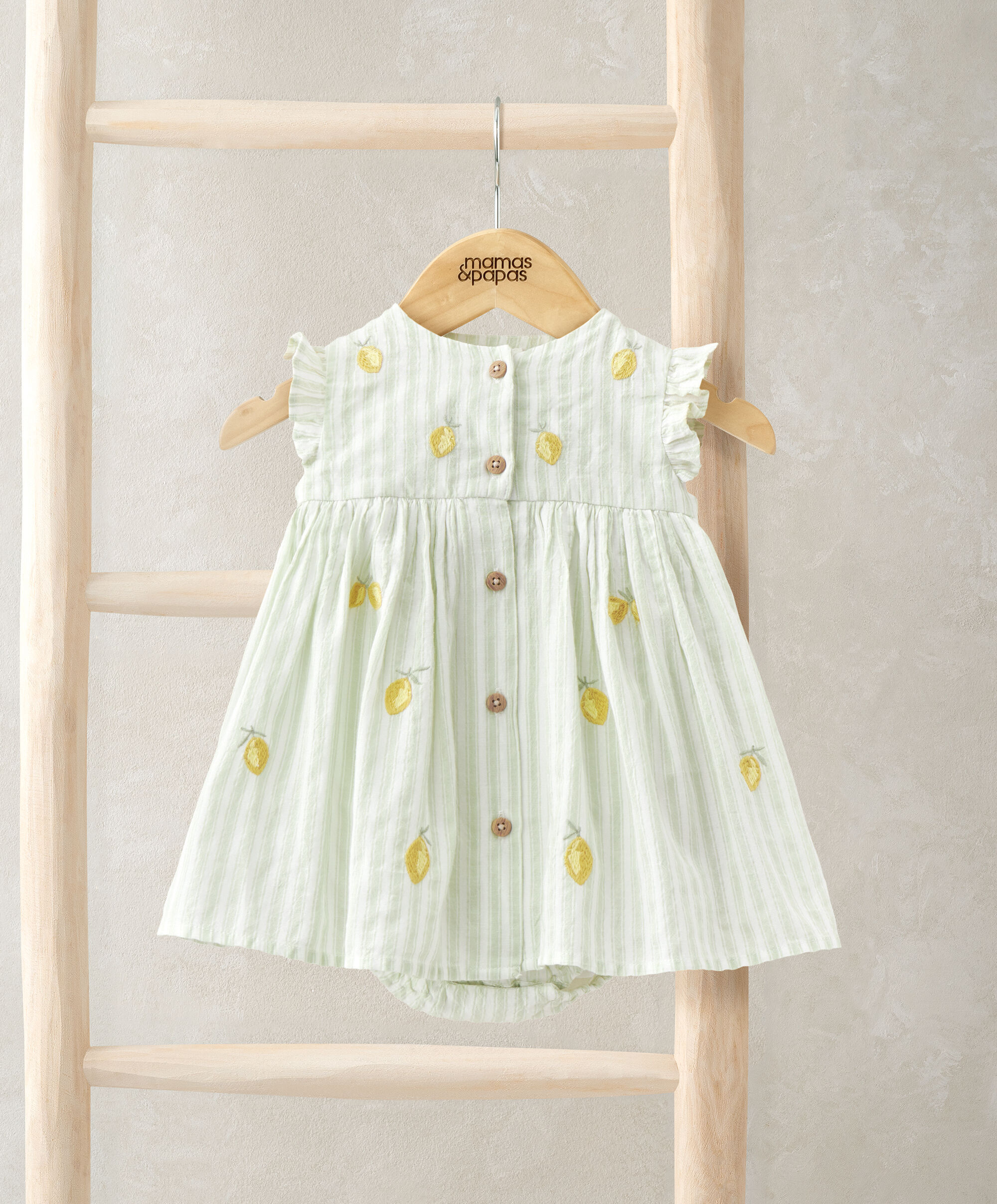 فستان بتصميم مخطط