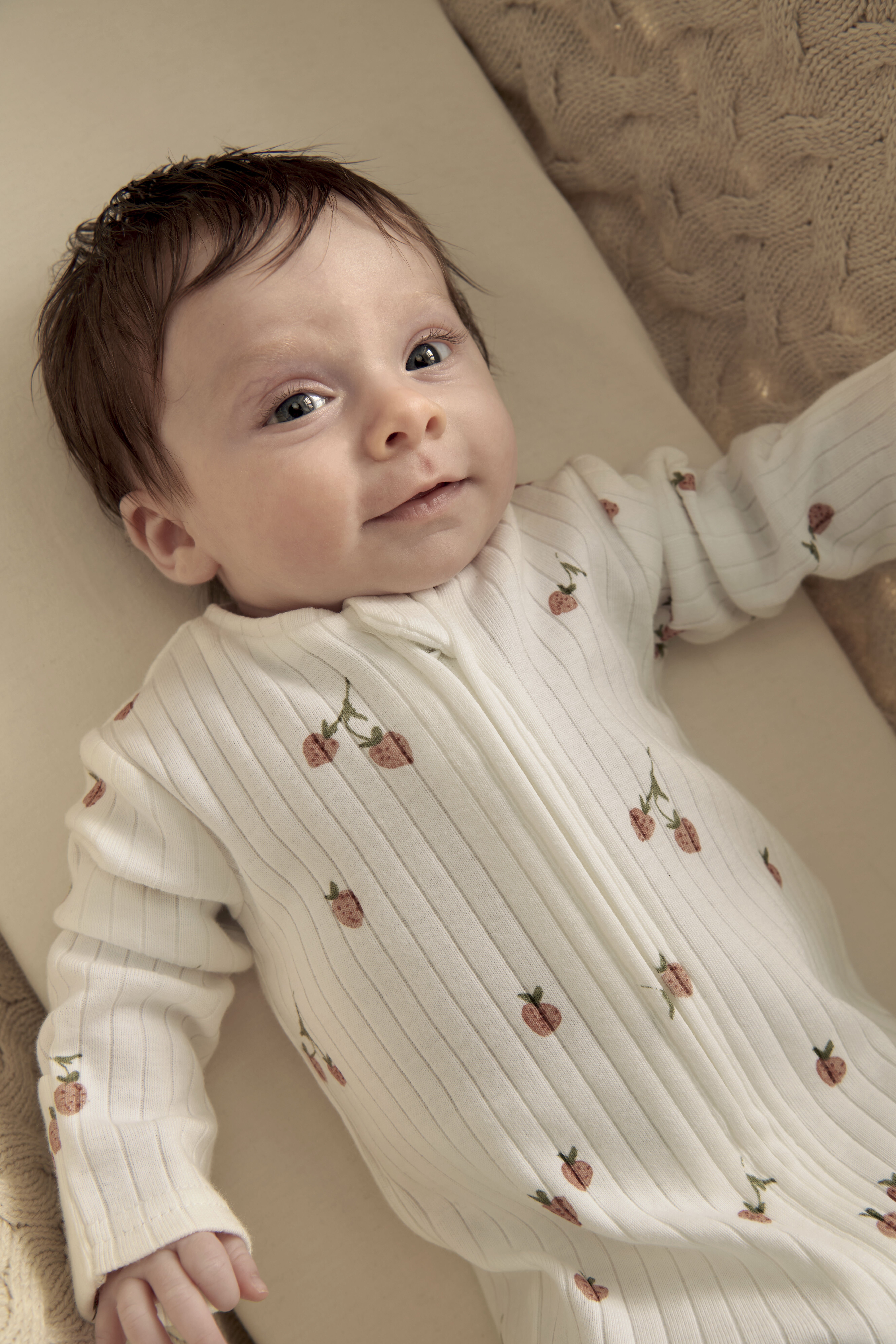 بيجامة بسحاب ونقشة فراولة