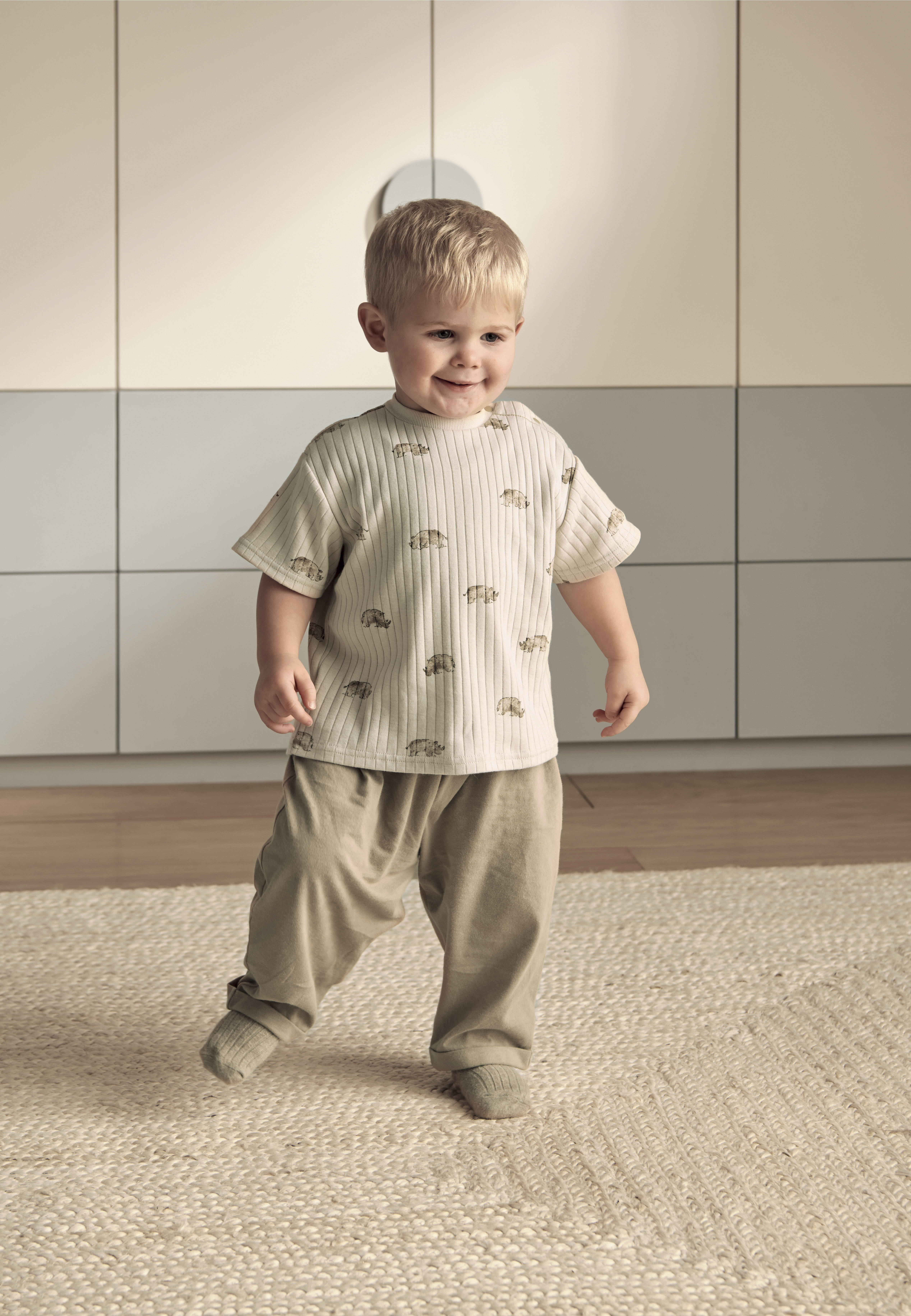 طقم تيشيرت مضلع بنقشة وحيد القرن وبنطال، قطعتين image number 1