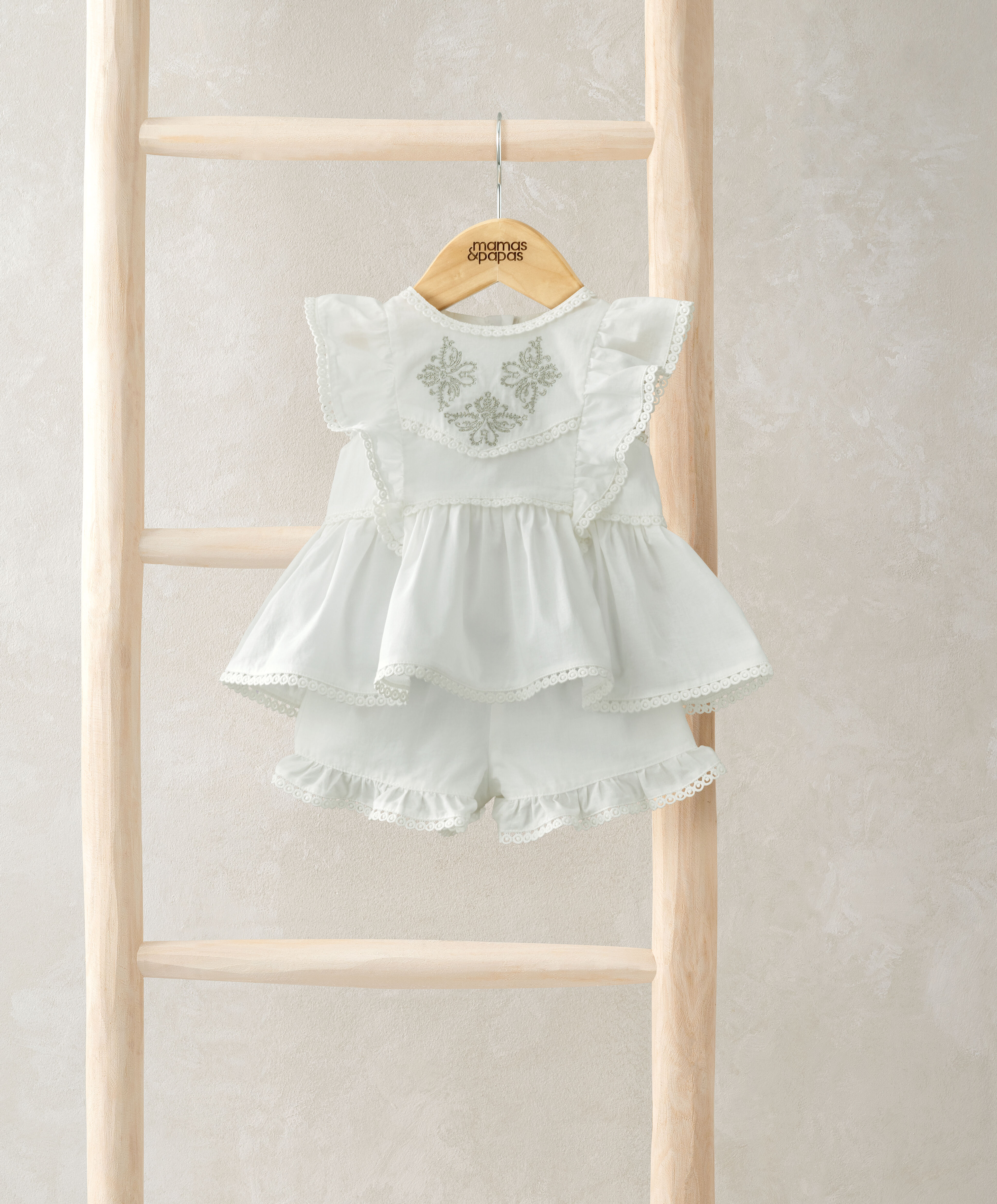 طقم بلوزة وشورت بكشكش وتطريزات - قطعتان