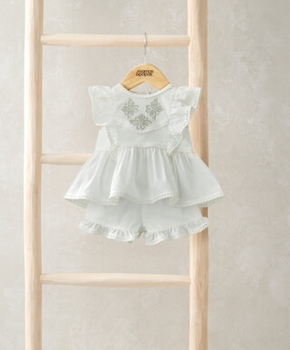 طقم بلوزة وشورت بكشكش وتطريزات - قطعتان طقم بلوزة وشورت بكشكش وتطريزات - قطعتان